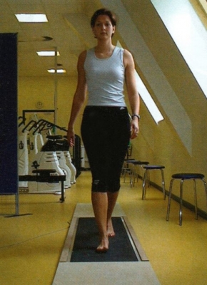 Centro Ortopédico José Aguado mujer haciendo caminata de rehabilitación